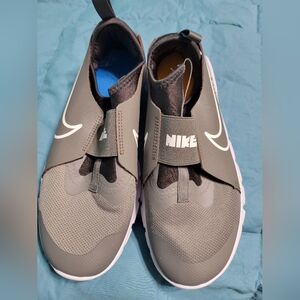 Nike Men's Gray Slip-On Athletic Shoes
